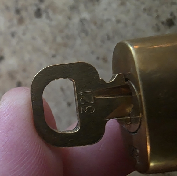 LV Louis Vuitton Lock & Key 321 - Picture 3 of 3